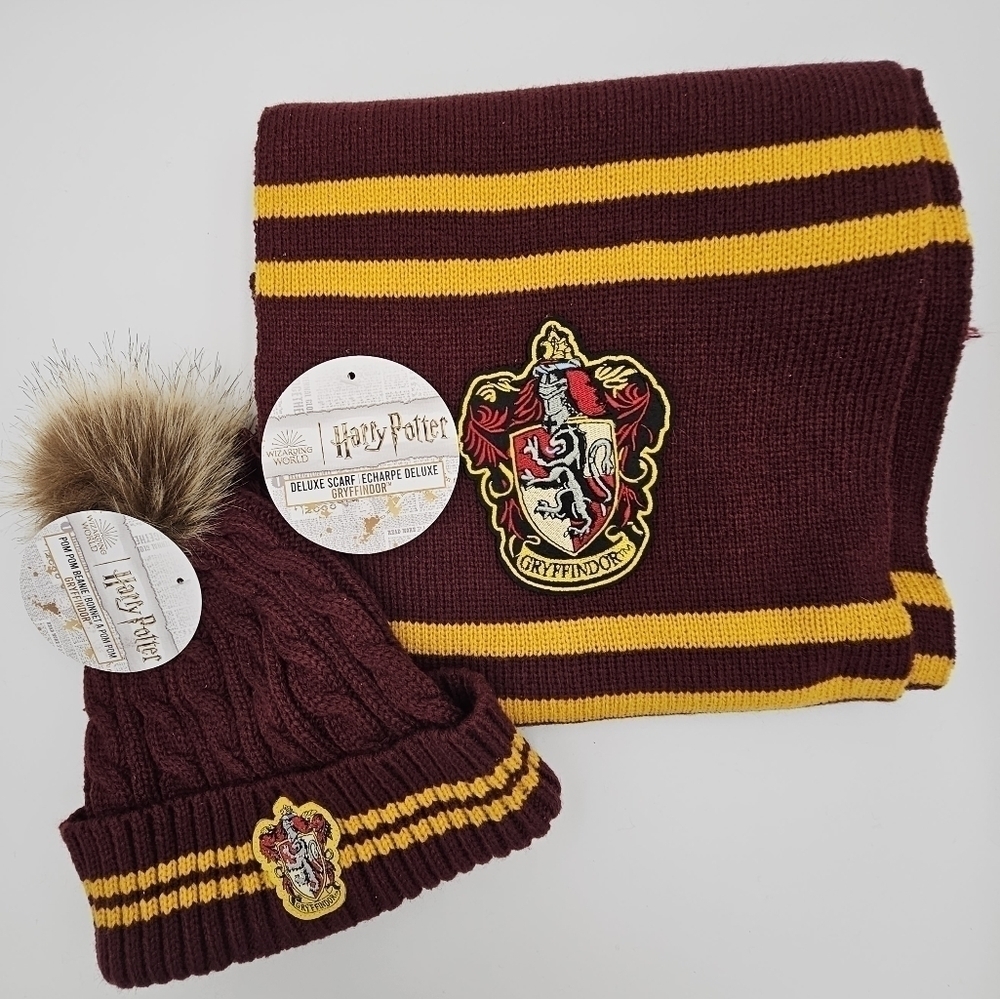 NWT HARRY POTTER cinereplicas Gryffindor Beanie and Scarf